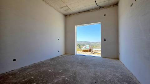 Moradia isolada T4+1 de arquitetura contemporânea na Ventosa - Torres Vedras.