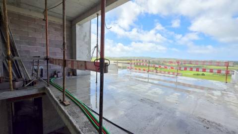 Moradia isolada T4+1 de arquitetura contemporânea na Ventosa - Torres Vedras.