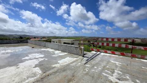 Moradia isolada T4+1 de arquitetura contemporânea na Ventosa - Torres Vedras.