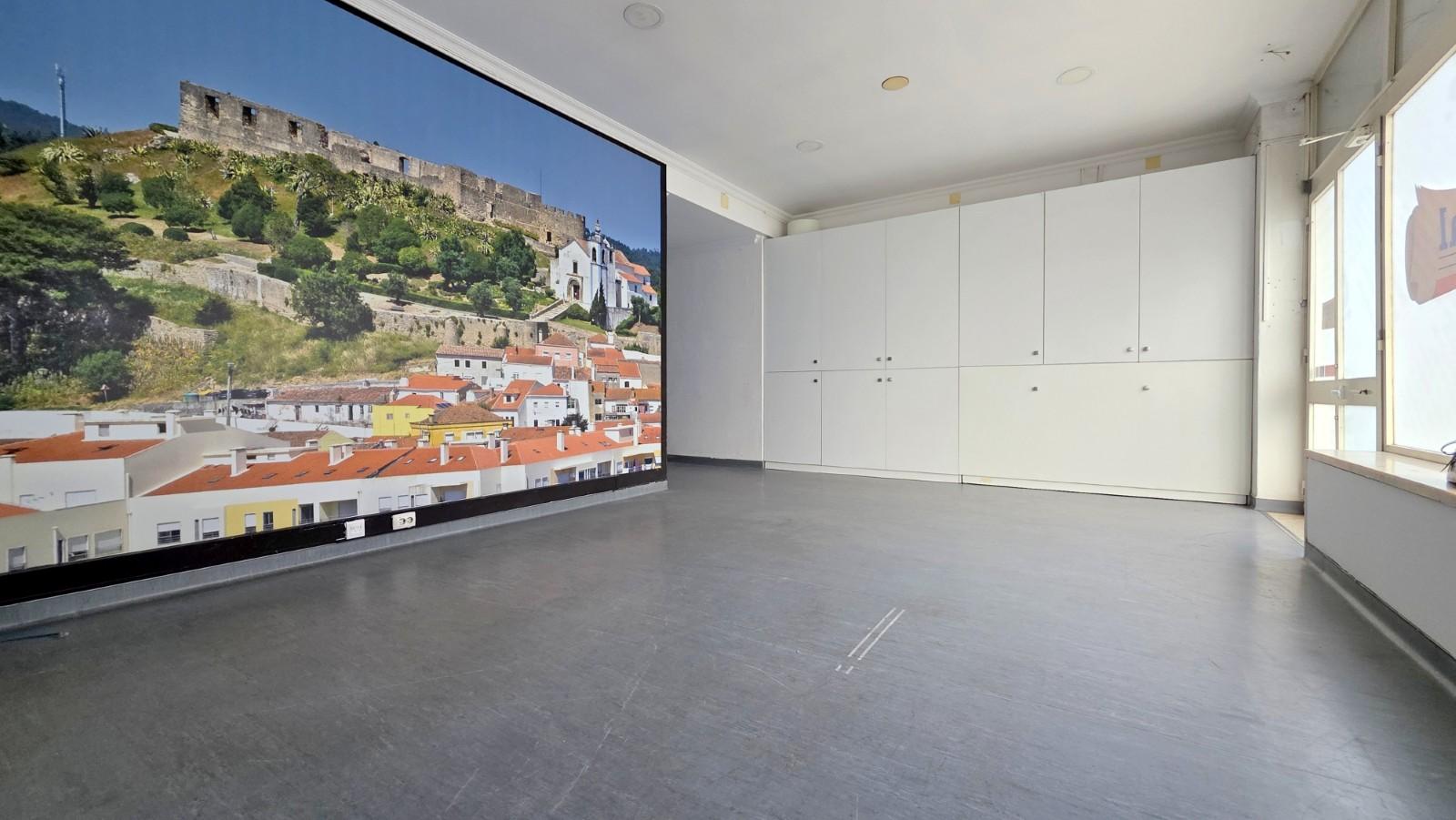 Loja r/c com montra e cave com 106,25 - centro de Torres Vedras