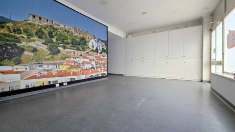 Loja r/c com montra e cave com 106,25 - centro de Torres Vedras