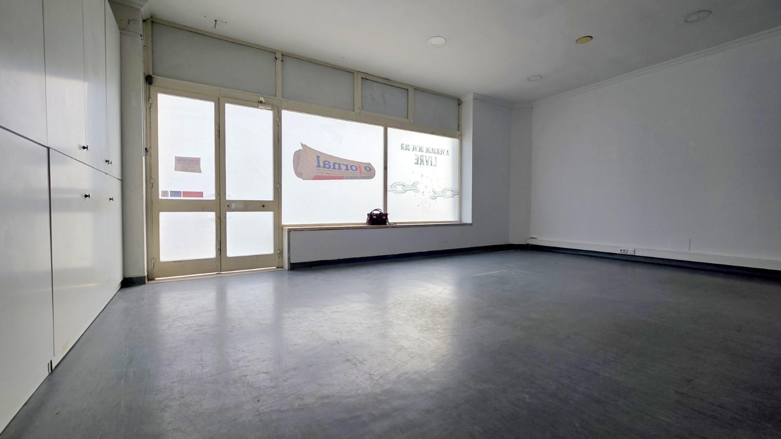 Loja r/c com montra e cave com 106,25 - centro de Torres Vedras