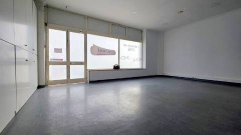 Loja r/c com montra e cave com 106,25 - centro de Torres Vedras