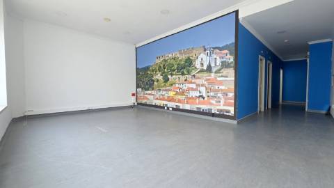 Loja r/c com montra e cave com 106,25 - centro de Torres Vedras