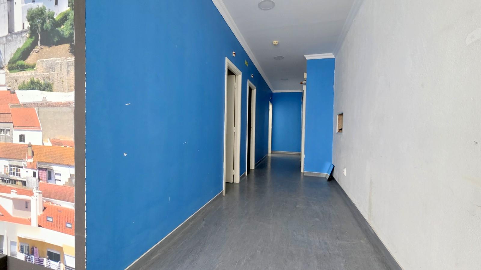 Loja r/c com montra e cave com 106,25 - centro de Torres Vedras