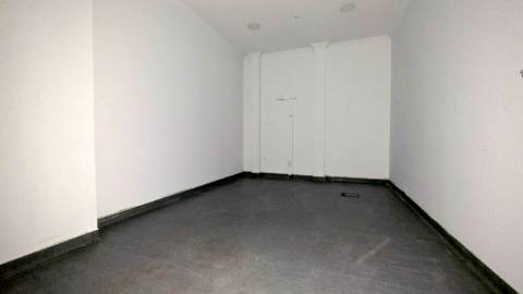 Loja r/c com montra e cave com 106,25 - centro de Torres Vedras