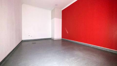 Loja r/c com montra e cave com 106,25 - centro de Torres Vedras