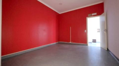 Loja r/c com montra e cave com 106,25 - centro de Torres Vedras