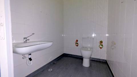 Loja r/c com montra e cave com 106,25 - centro de Torres Vedras