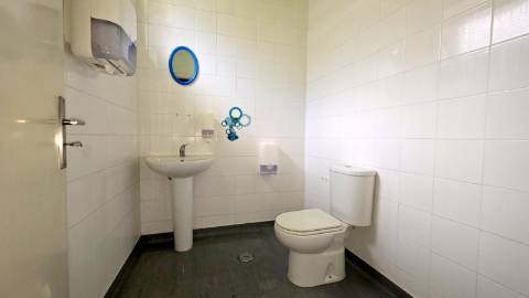 Loja r/c com montra e cave com 106,25 - centro de Torres Vedras