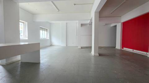 Loja r/c com montra e cave com 106,25 - centro de Torres Vedras