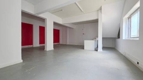 Loja r/c com montra e cave com 106,25 - centro de Torres Vedras