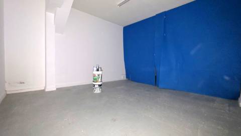 Loja r/c com montra e cave com 106,25 - centro de Torres Vedras