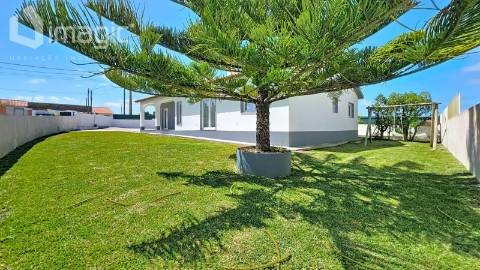 Moradia térrea T4+1 isolada em São Pedro da Cadeira - Torres Vedras