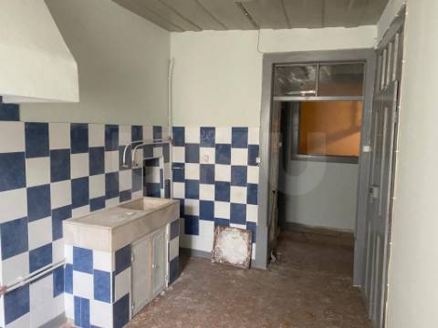 Prédio de 5 Pisos situado em plena Baixa da Cidade de Coimbra, para venda