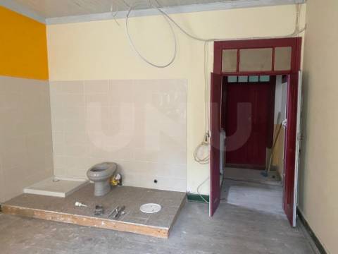 Prédio de 5 Pisos situado em plena Baixa da Cidade de Coimbra, para venda