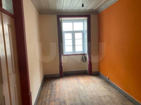 Prédio de 5 Pisos situado em plena Baixa da Cidade de Coimbra, para venda