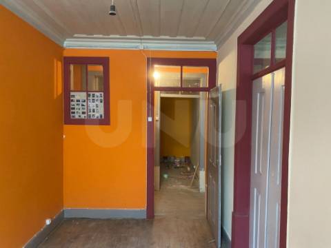 Prédio de 5 Pisos situado em plena Baixa da Cidade de Coimbra, para venda