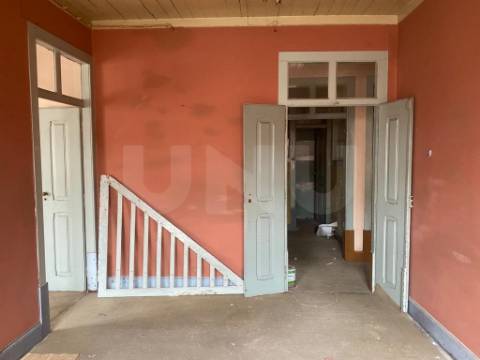 Prédio de 5 Pisos situado em plena Baixa da Cidade de Coimbra, para venda