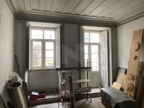 Prédio de 5 Pisos situado em plena Baixa da Cidade de Coimbra, para venda