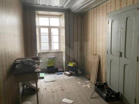 Prédio de 5 Pisos situado em plena Baixa da Cidade de Coimbra, para venda