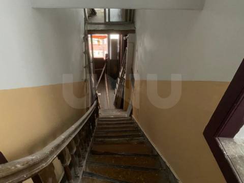 Prédio de 5 Pisos situado em plena Baixa da Cidade de Coimbra, para venda