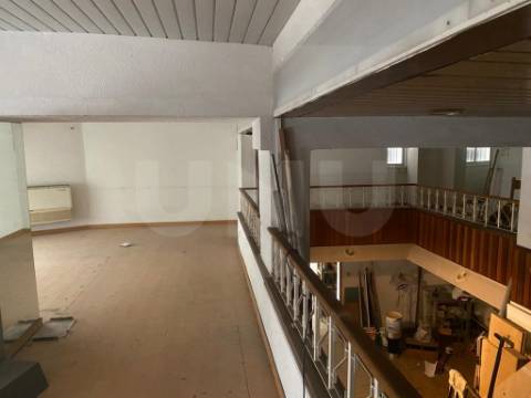 Prédio de 5 Pisos situado em plena Baixa da Cidade de Coimbra, para venda