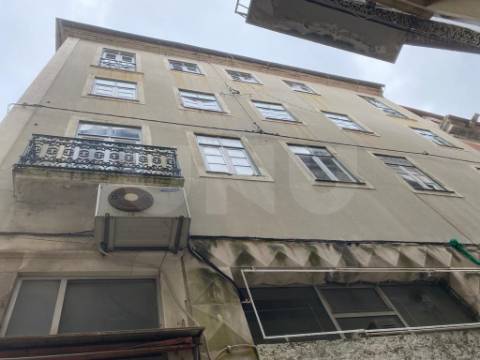 Prédio de 5 Pisos situado em plena Baixa da Cidade de Coimbra, para venda