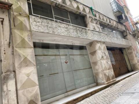 Prédio de 5 Pisos situado em plena Baixa da Cidade de Coimbra, para venda