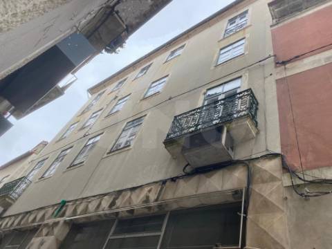 Prédio de 5 Pisos situado em plena Baixa da Cidade de Coimbra, para venda