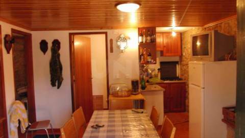 Casa de campo, junto a Monsanto, em zona calma.