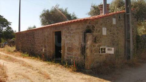 Casa de campo, junto a Monsanto, em zona calma.