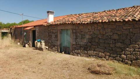 Casa de campo, junto a Monsanto, em zona calma.