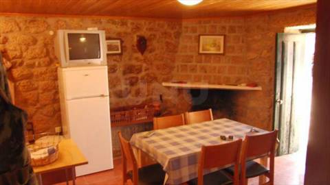 Casa de campo, junto a Monsanto, em zona calma.