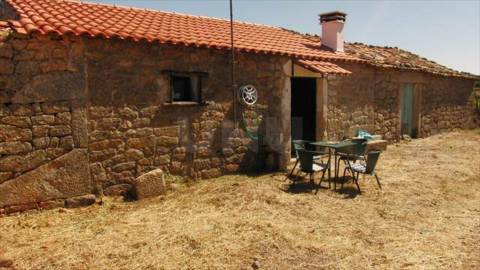Casa de campo, junto a Monsanto, em zona calma.