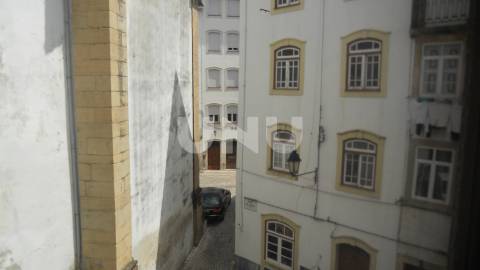 Apartamento T2 perto do Largo da Portagem para arrendamento