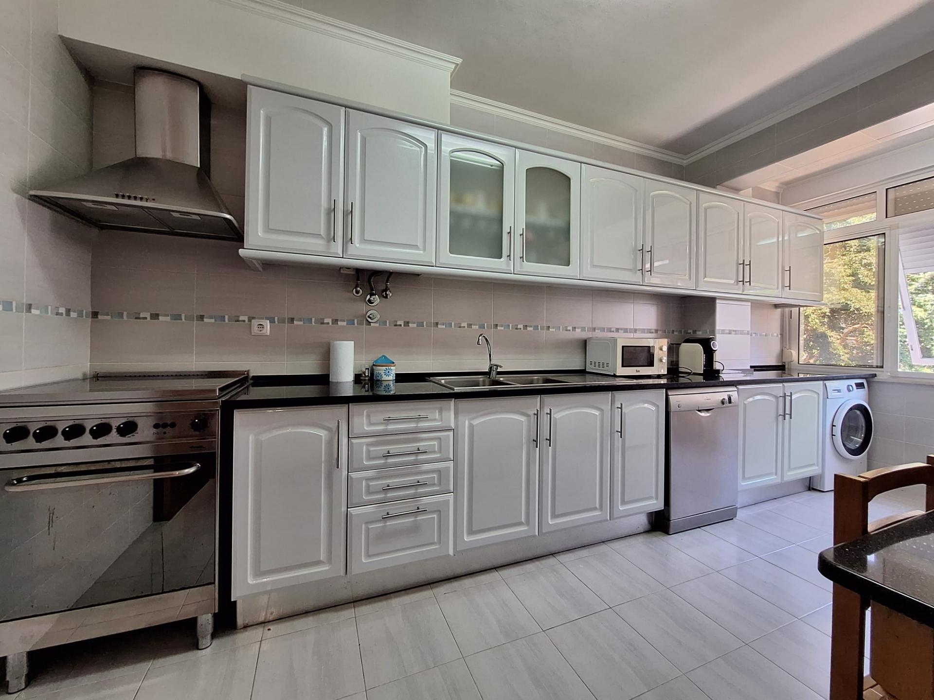 Apartamento T3 com Arrecadação, Torre da Marinha!!!