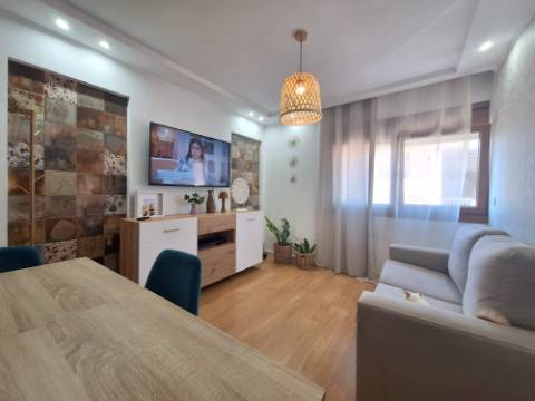 Apartamento T2 totalmente remodelado junto à Baía do Seixal