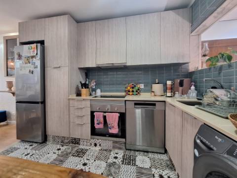 Apartamento T2 totalmente remodelado junto à Baía do Seixal