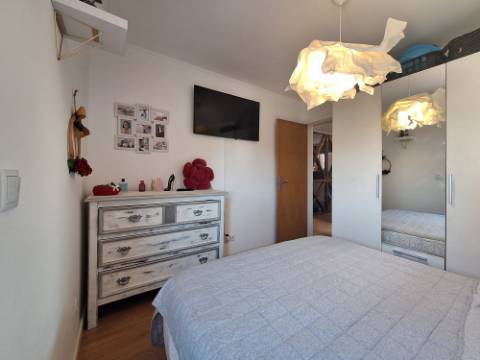 Apartamento T2 totalmente remodelado junto à Baía do Seixal