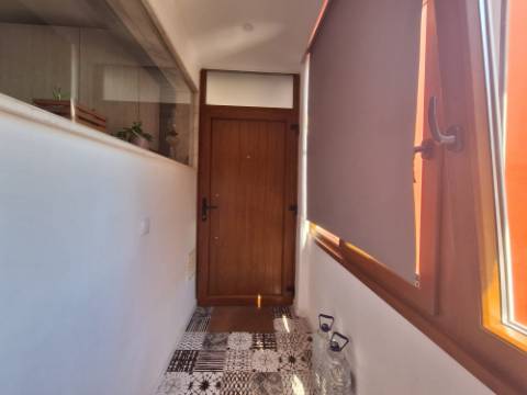 Apartamento T2 totalmente remodelado junto à Baía do Seixal