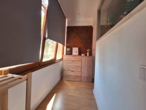 Apartamento T2 totalmente remodelado junto à Baía do Seixal