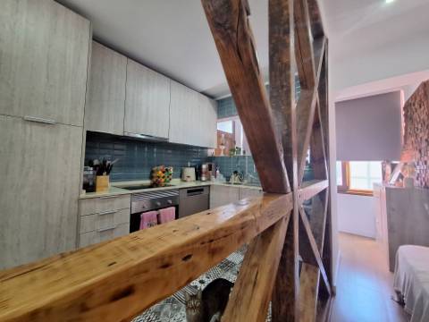 Apartamento T2 totalmente remodelado junto à Baía do Seixal