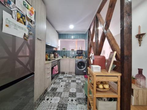 Apartamento T2 totalmente remodelado junto à Baía do Seixal