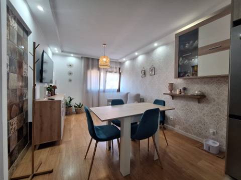 Apartamento T2 totalmente remodelado junto à Baía do Seixal