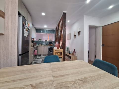 Apartamento T2 totalmente remodelado junto à Baía do Seixal