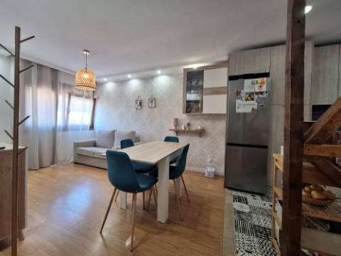 Apartamento T2 totalmente remodelado junto à Baía do Seixal