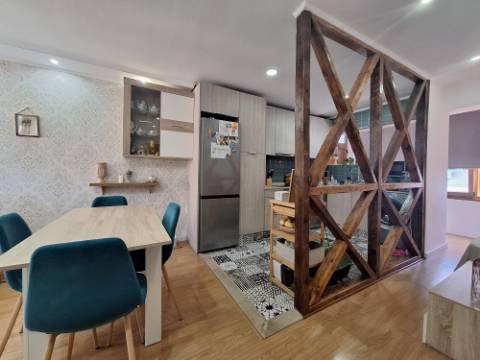 Apartamento T2 totalmente remodelado junto à Baía do Seixal