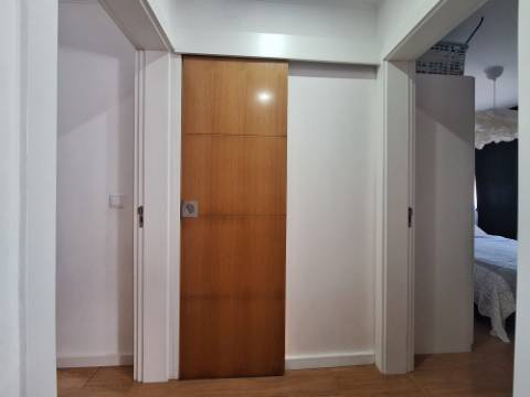 Apartamento T2 totalmente remodelado junto à Baía do Seixal