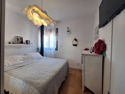 Apartamento T2 totalmente remodelado junto à Baía do Seixal